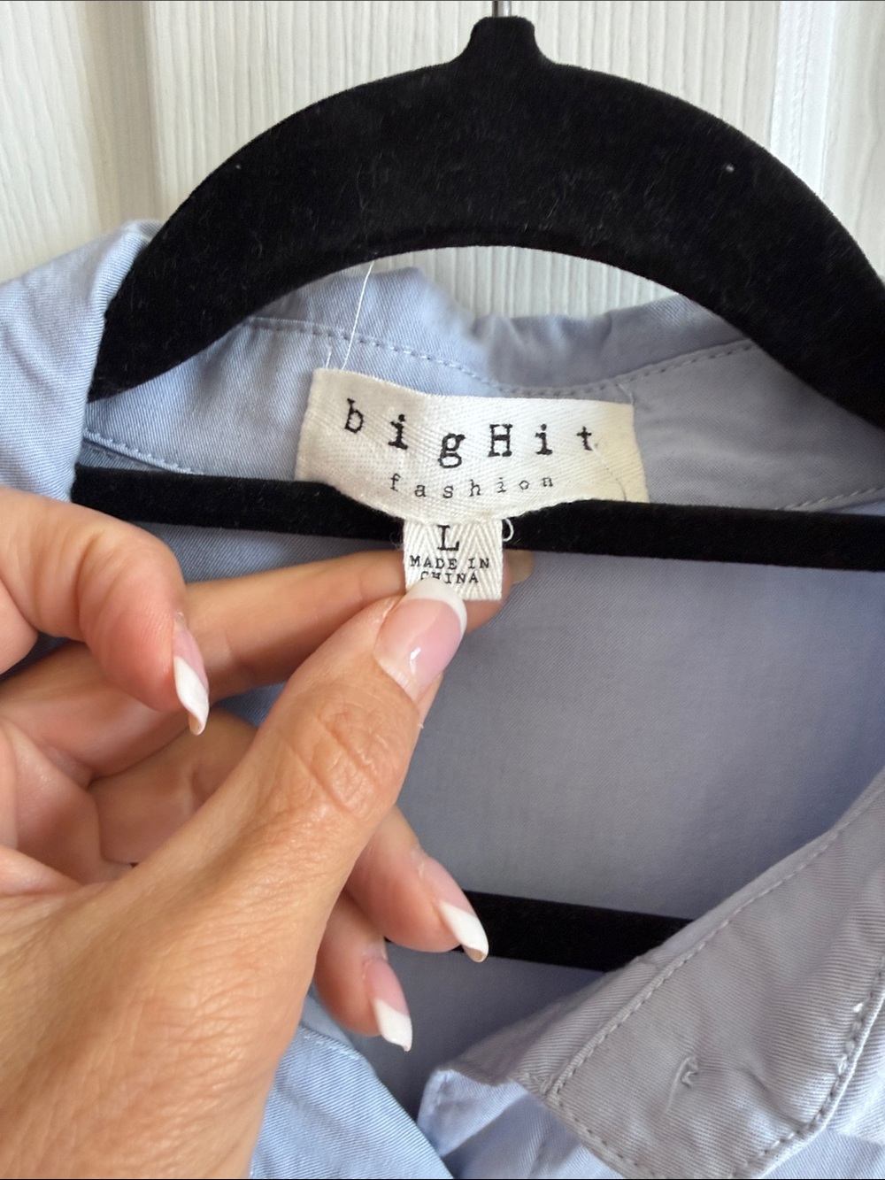 🌸 Woman’s light blue button down - Picture 2 of 7